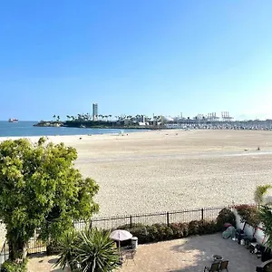 Beautiful Bright Steps Away From The Apartment